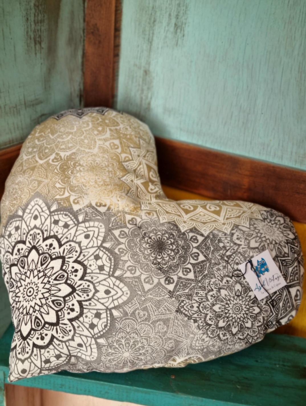 Cojin-corazon-mandalas-gris