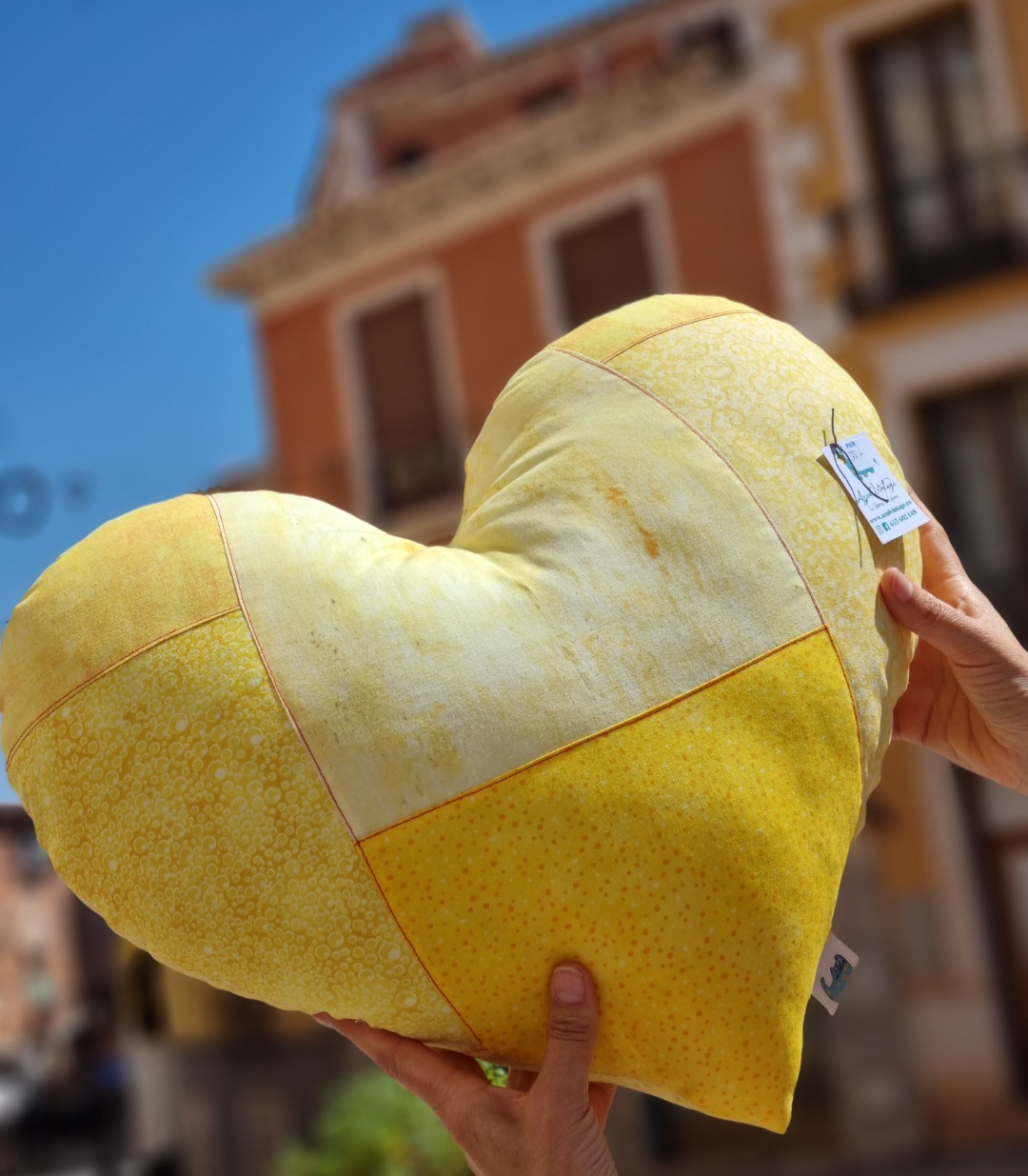 Cojín decorativo corazón amarillo2