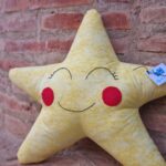 Cojines infantiles con forma de estrella en alegres y brillantes colores. El cojín estrella es el cojín ideal para decorar dormitorios de bebés y niños.