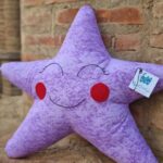 Cojines infantiles con forma de estrella en alegres y brillantes colores. El cojín estrella es el cojín ideal para decorar dormitorios de bebés y niños.