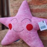 Cojines infantiles con forma de estrella en alegres y brillantes colores. El cojín estrella es el cojín ideal para decorar dormitorios de bebés y niños.