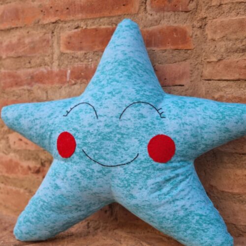 Cojines infantiles con forma de estrella en alegres y brillantes colores. El cojín estrella es el cojín ideal para decorar dormitorios de bebés y niños.