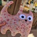 Cojín infantil con forma de gato en loneta rosa con florecillas. El mejor regalo para los amantes de los gatos.