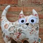 Cojín mascota infantil con forma de gato con estampado de flores. El mejor regalo para los amantes de los gatos.