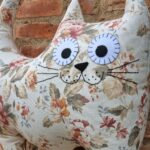 Cojín mascota infantil con forma de gato con estampado de flores..