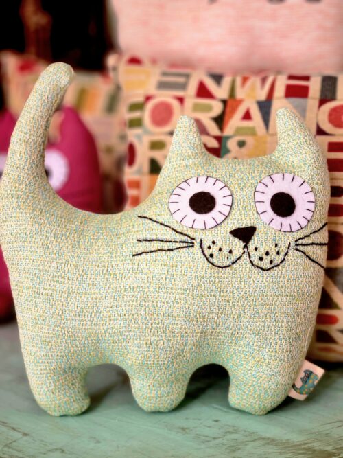 Cojín infantil con forma de gato realizado en tela de tapicería en varios colores. Es el regalo perfecto para niños y adultos que sean amantes de los gatos.