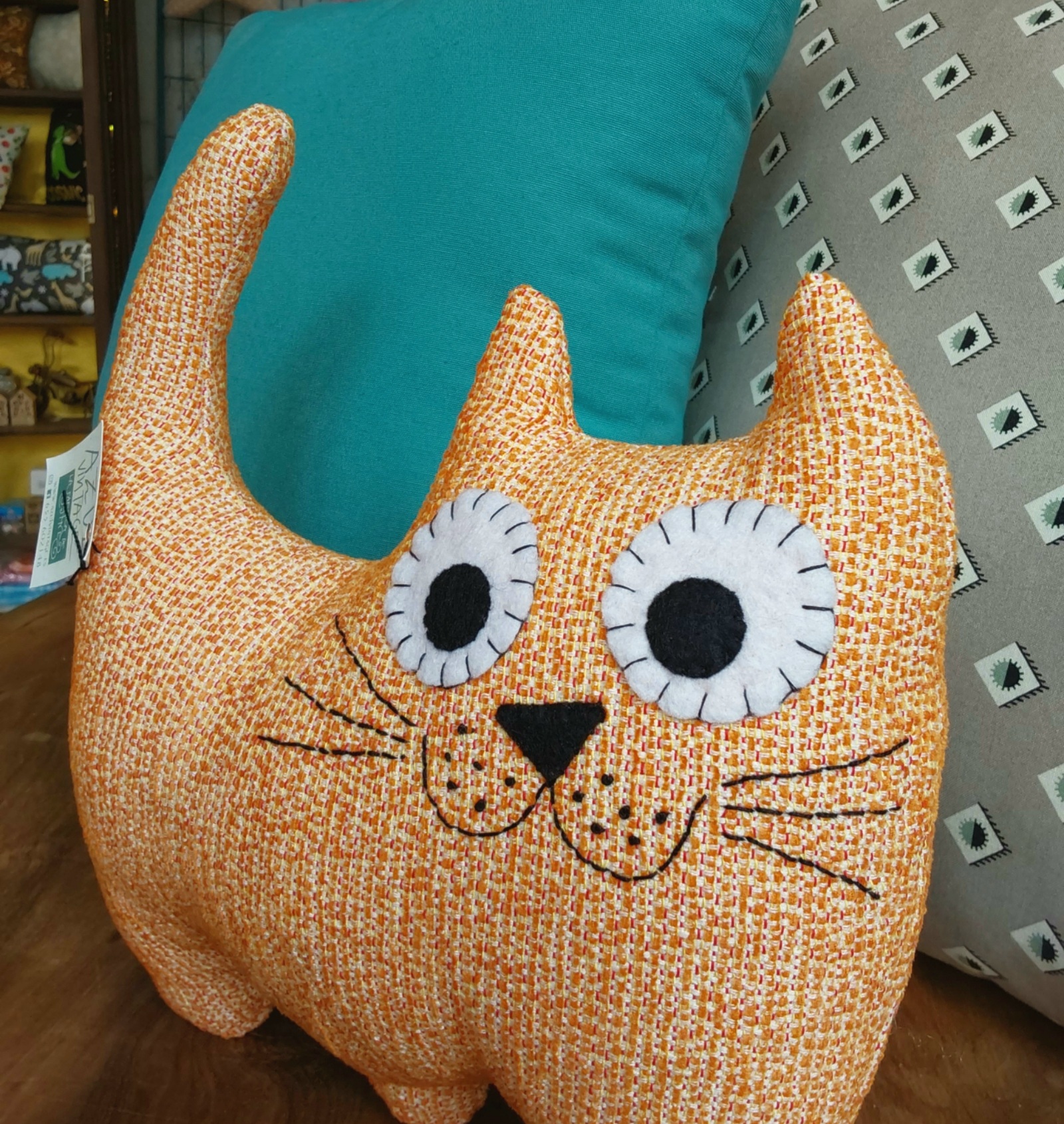 Cojín gato tapicería naranja 1
