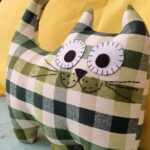 Cojines con forma de gato en cuadros verdes. Un detalle decorativo y el mejor regalo para los amantes de los gatos.