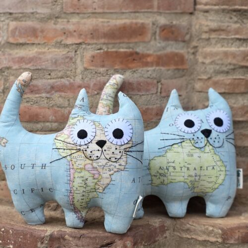 Cojín con forma de gato con estampado del mapamundi. El gato viajero es el regalo ideal para los amantes de los gatos y los viajes.