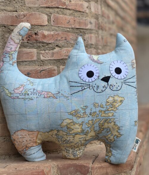 Cojín con forma de gato con estampado del mapamundi. El gato viajero es el regalo ideal para los amantes de los gatos y los viajes.