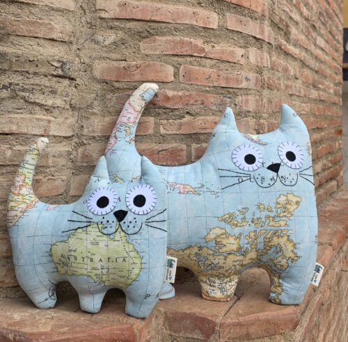 Cojín con forma de gato con estampado del mapamundi. El gato viajero es el regalo ideal para los amantes de los gatos y los viajes.