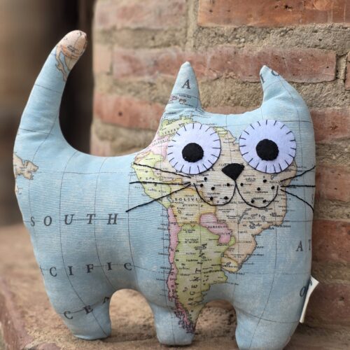 Cojín con forma de gato con estampado del mapamundi. El gato viajero es el regalo ideal para los amantes de los gatos y los viajes.