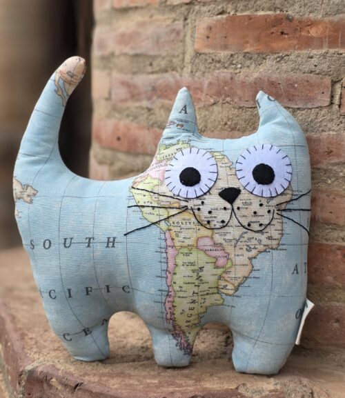 Cojín con forma de gato con estampado del mapamundi. El gato viajero es el regalo ideal para los amantes de los gatos y los viajes.