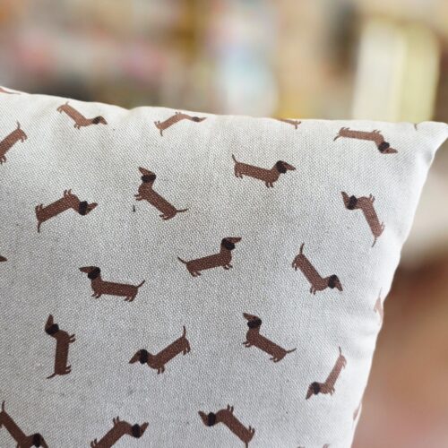 cojín infantil con estampado de perros salchicha.