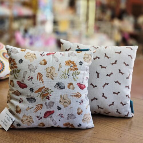 Almohadones infantiles con estampado de animales.