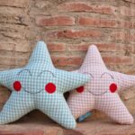 Cojines con forma de estrella de cuadros vichy, rosa palo y verde mar. Cojines estrella que son el perfecto para decorar la cuna o la cama infantil.