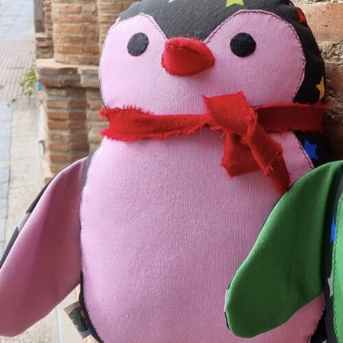 cojín infantil con forma de pingüino