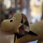 Cojín infantil perrito mostaza