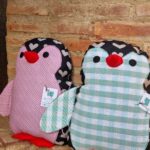 Cojín infantil con forma de pingüino, un cojín mascota que hará las delicias de los niños. Un pingüino adorable ideal para la habitación infantil.