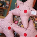 Preciosos cojines con forma de estrella de color rosa maquillaje. La estrella es ideal para los dormitorios y salas de juego para bebés o niños.