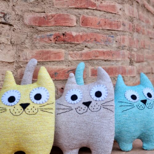 Cojín infantil con forma de gato realizado en tela de tapicería en varios colores. Es el regalo perfecto para niños y adultos que sean amantes de los gatos.