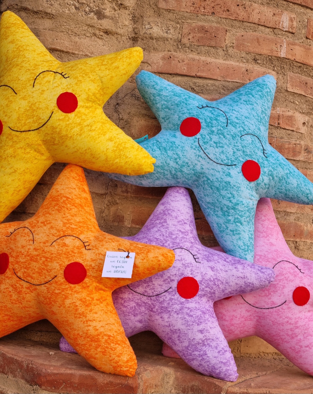 Cojines infantiles con forma de estrella en alegres y brillantes colores. El cojín estrella es el cojín ideal para decorar dormitorios de bebés y niños.