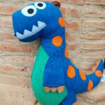 Cojín infantil con forma de dinosaurio azul. el regalo perfecto para los niños.