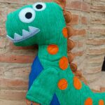 Cojín infantil con forma de dinosaurio verde. el regalo perfecto para los niños.