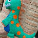 Cojín infantil con forma de dinosaurio verde. el regalo perfecto para los niños.