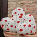 Cojín corazón decorativo en loneta estampada con preciosas amapolas rojas. El detalle perfecto para regalar o para decorar tu casa.