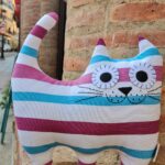 Cojín infantil con forma de gato turquesa y fucsia, el mejor regalo para los niños.