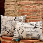 cojines decorativos con notas musicales