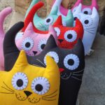 Cojines infantiles con forma de gato en alegres colores