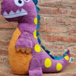 Cojín infantil con forma de dinosaurio morado. el regalo perfecto para los niños.