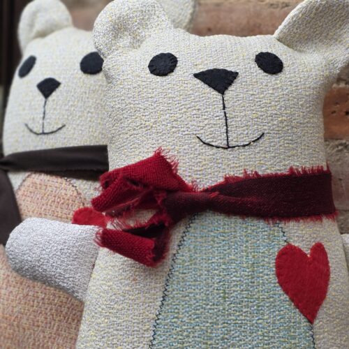Peluche infantil hecho a mano. Osito amoroso para niños.