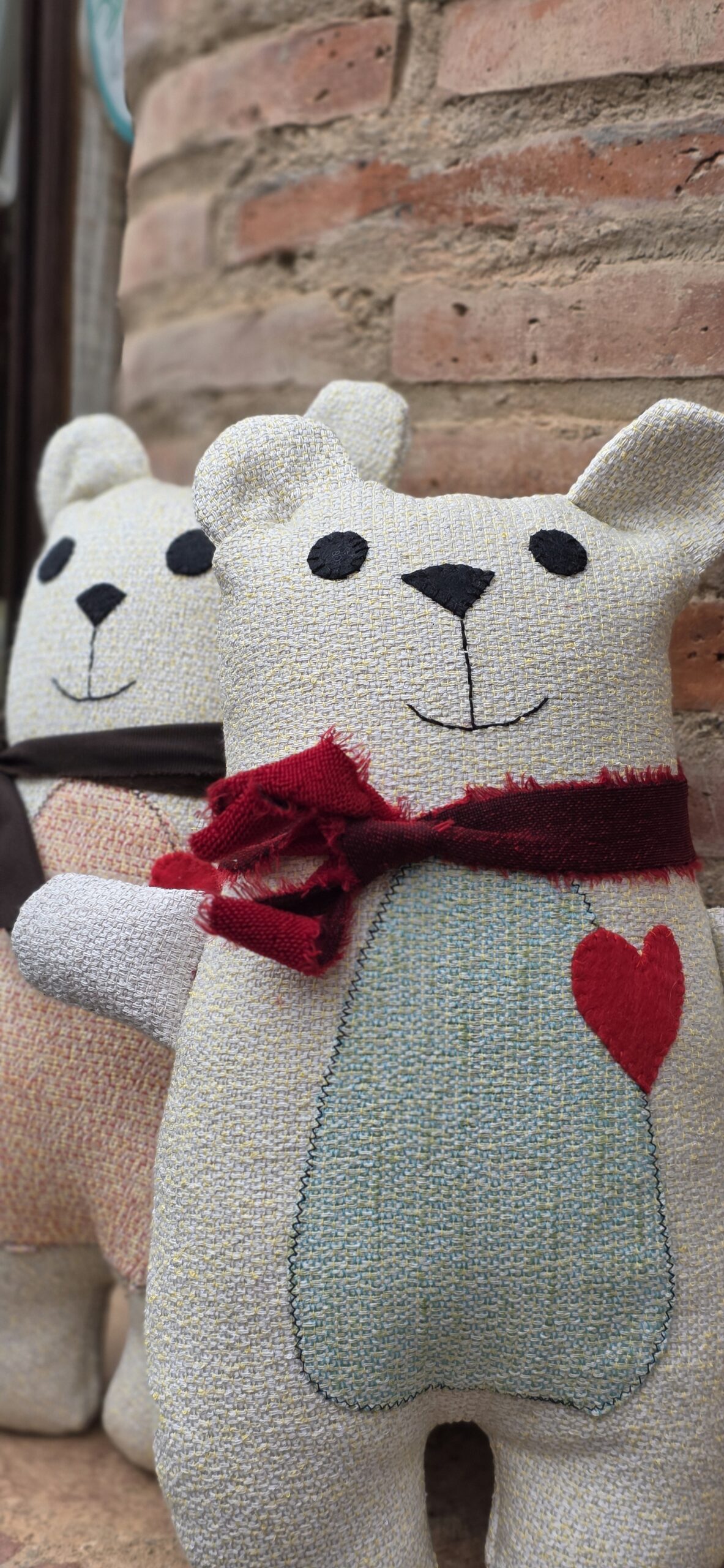 Peluche infantil hecho a mano. Osito amoroso para niños.
