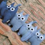 Cojín infantil con forma de gato hecho a mano en color azul. Seguro que te van a enamorar los distintos estampados en azul de los gatos. 